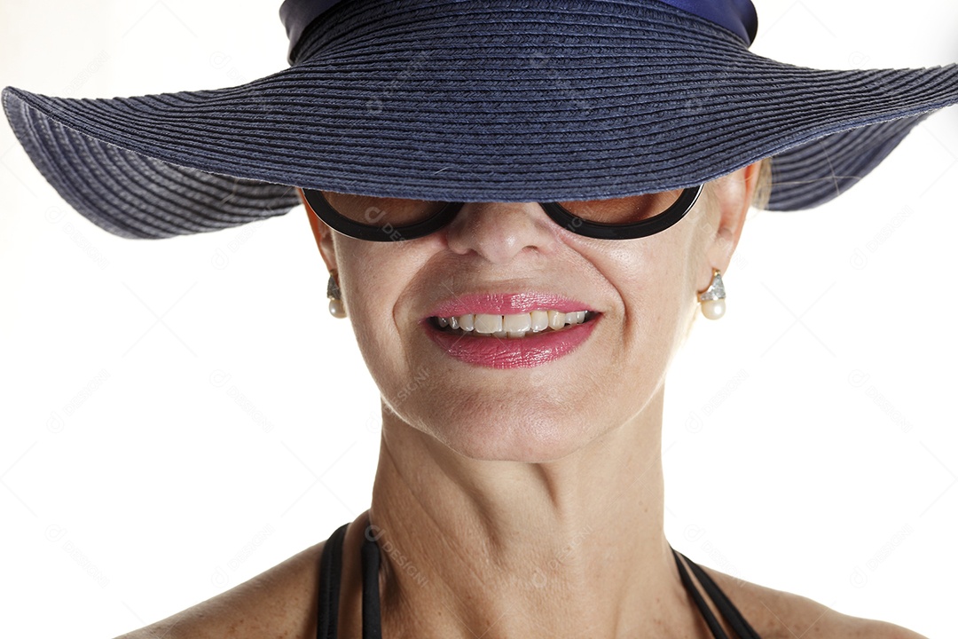 Mulher de aproximadamente 50 anos em traje de banho de praia
