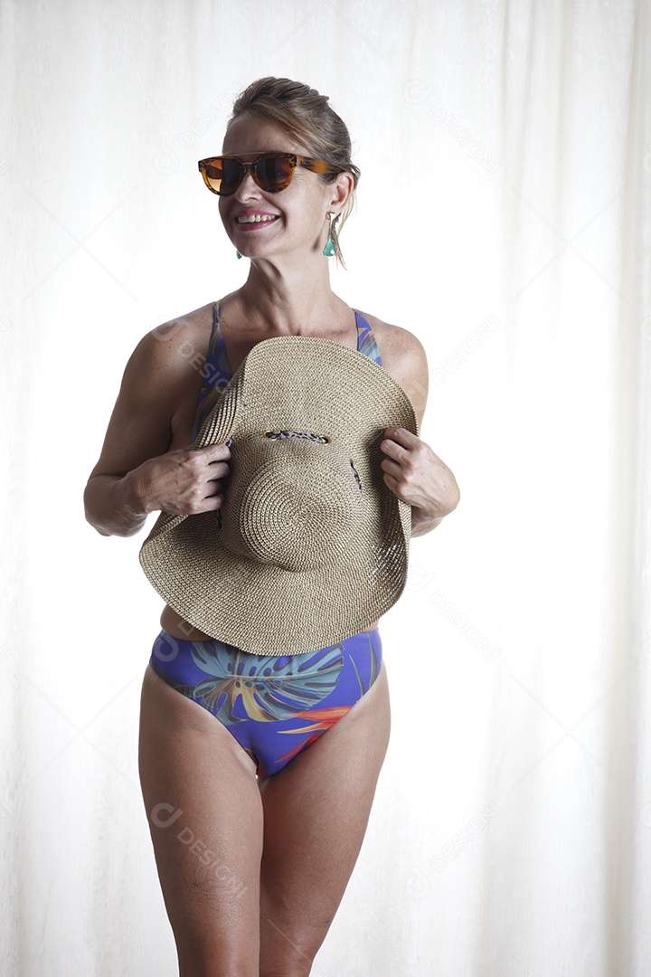 Mulher de aproximadamente 50 anos em traje de banho de praia