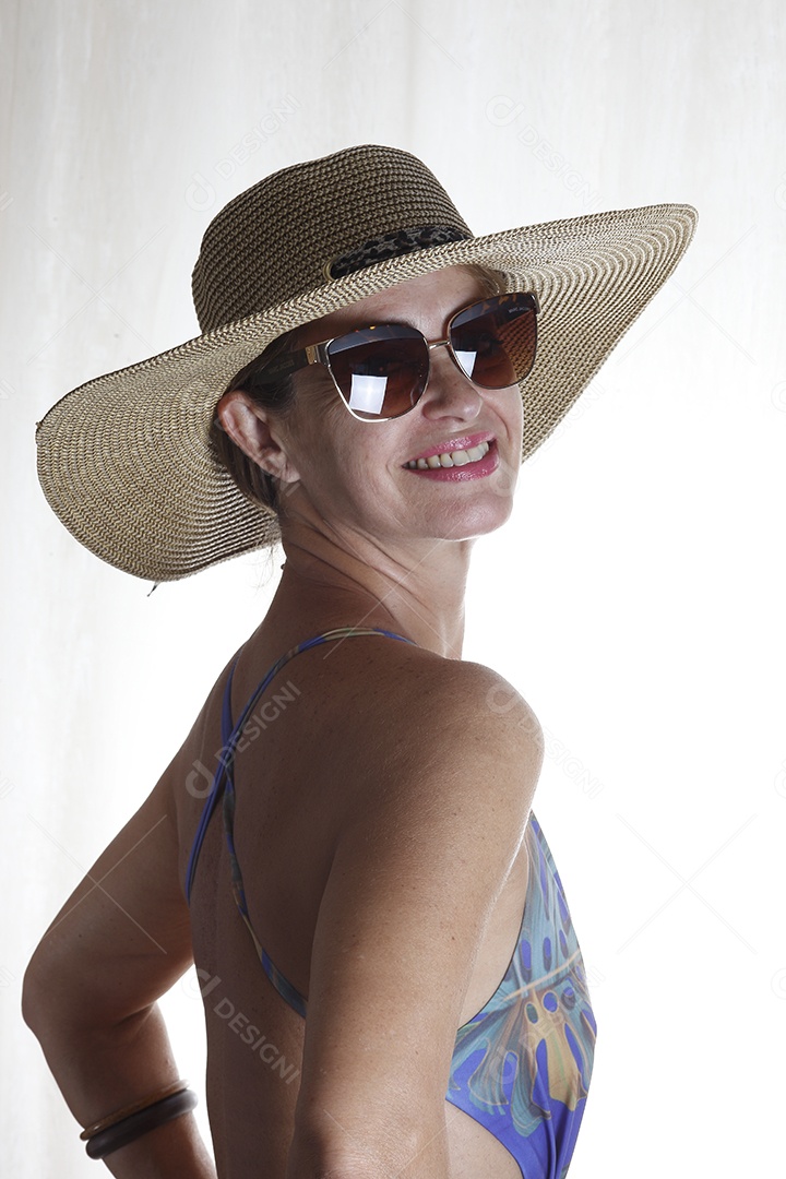 Mulher de aproximadamente 50 anos em traje de banho de praia