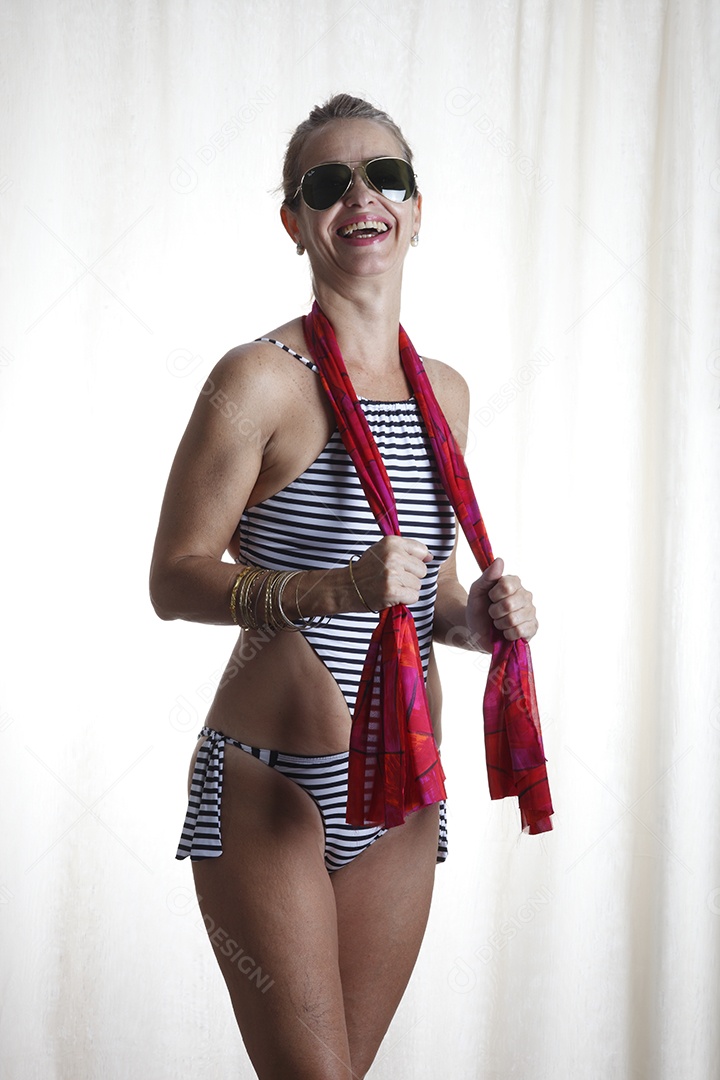 Mulher de aproximadamente 50 anos em traje de banho de praia