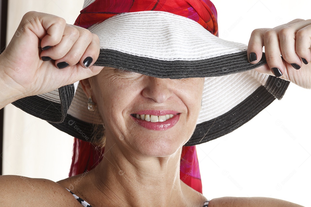 Mulher de aproximadamente 50 anos em traje de banho de praia