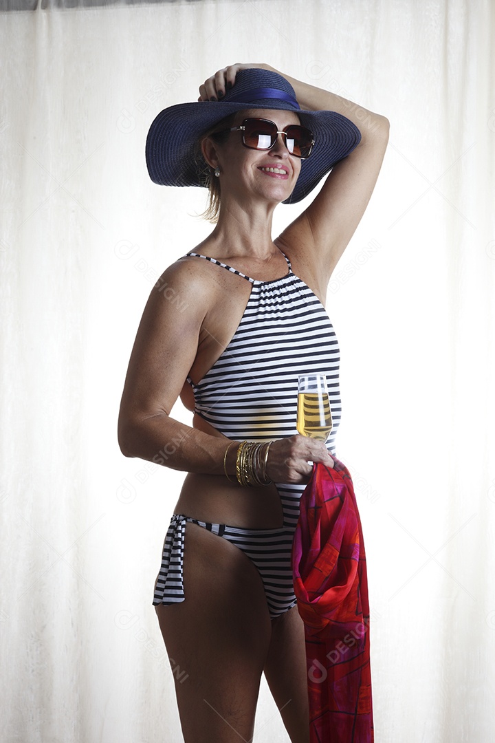 Linda mulher da meia idade usando bequini sobre fundo branco isolado