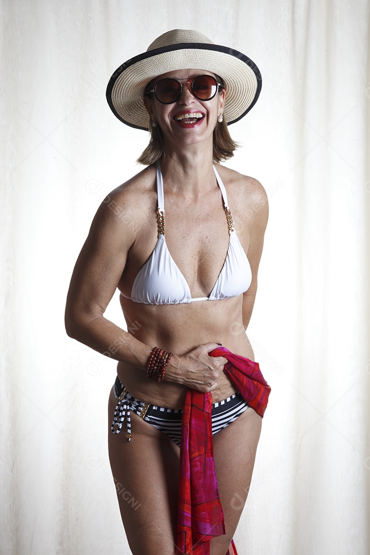 Linda mulher da meia idade usando bequini sobre fundo branco isolado