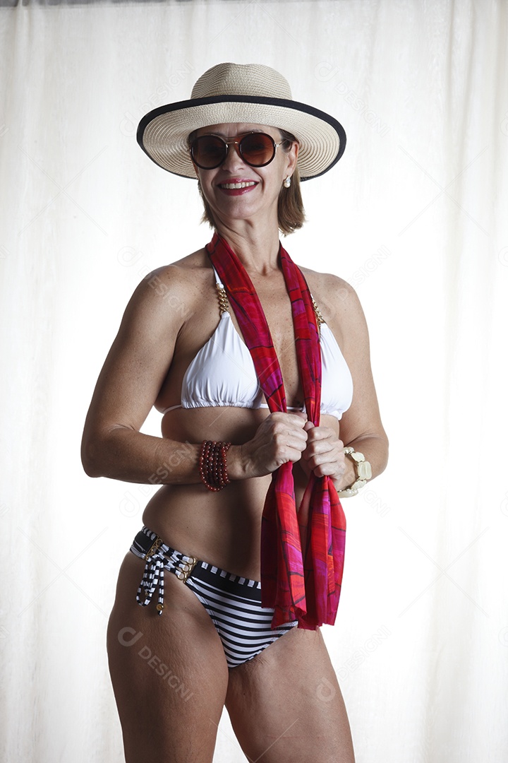 Linda mulher da meia idade usando bequini sobre fundo branco isolado