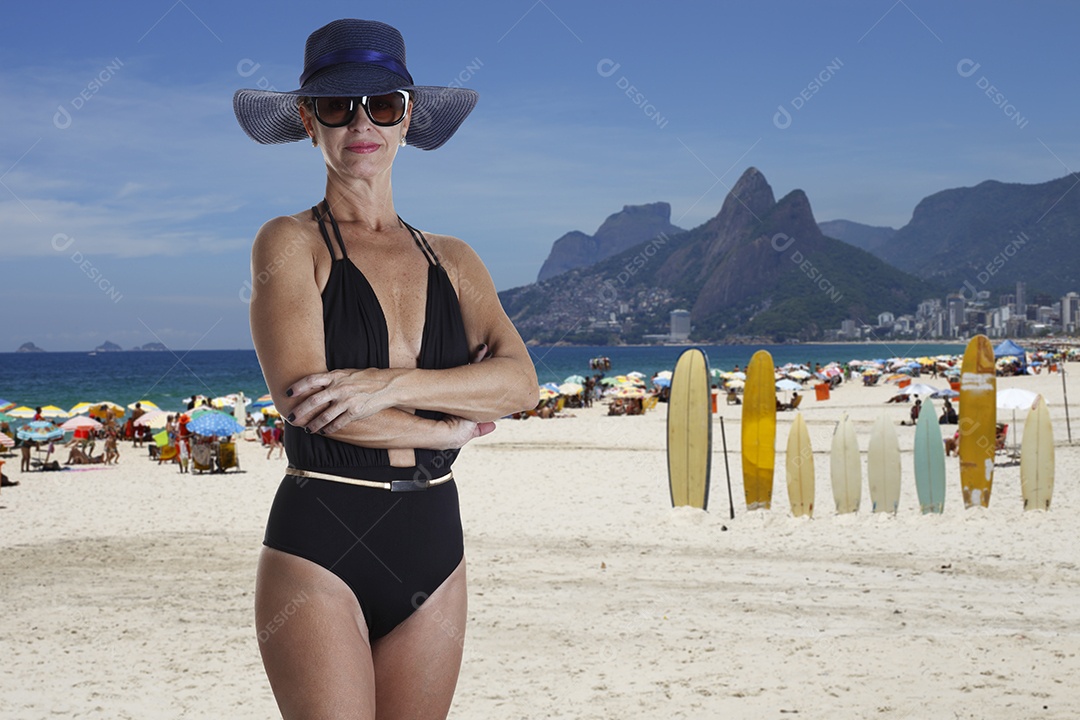 Mulher de aproximadamente 50 anos em traje de banho de praia