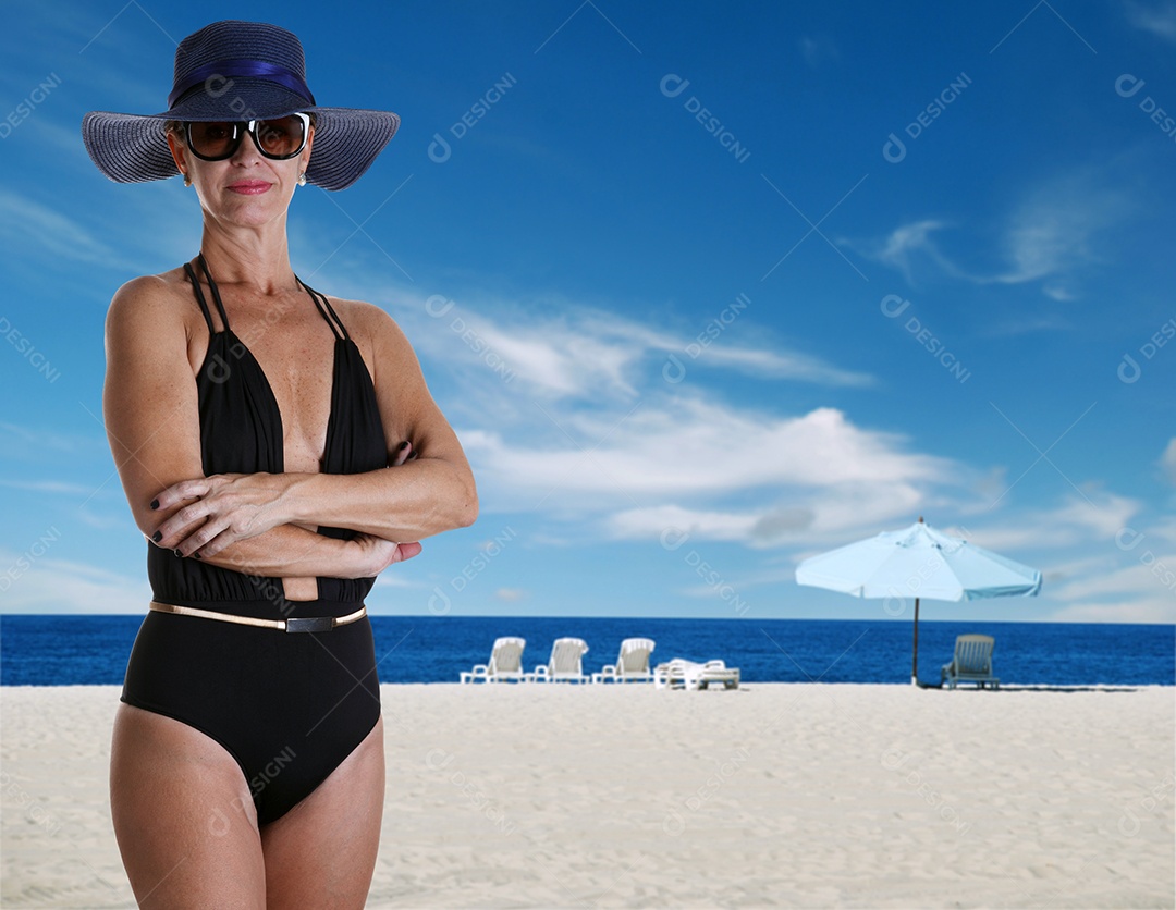 Mulher de aproximadamente 50 anos em traje de banho de praia