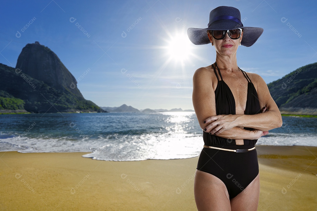 Mulher de aproximadamente 50 anos em traje de banho de praia