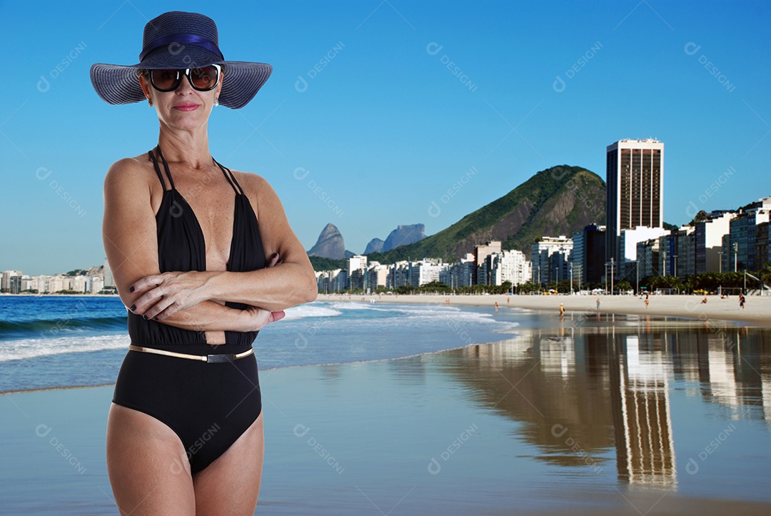 Mulher de aproximadamente 50 anos em traje de banho de praia