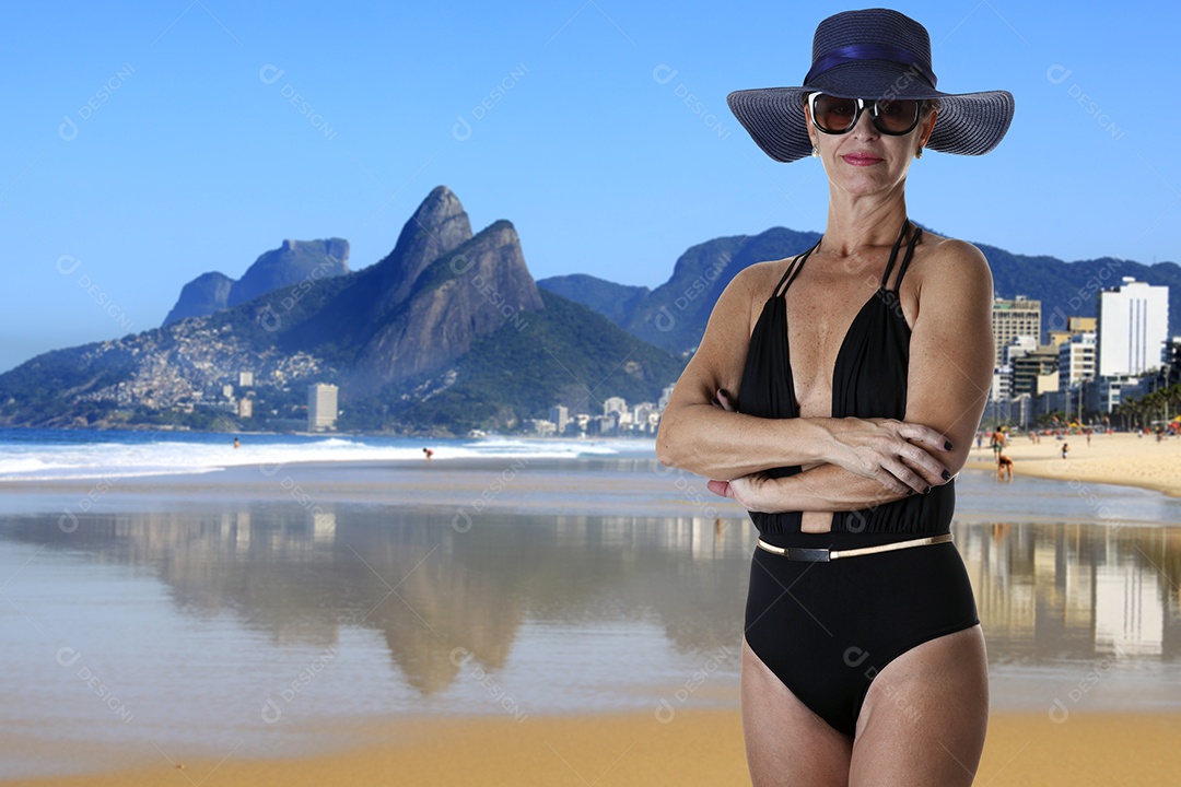 Mulher de aproximadamente 50 anos em traje de banho de praia