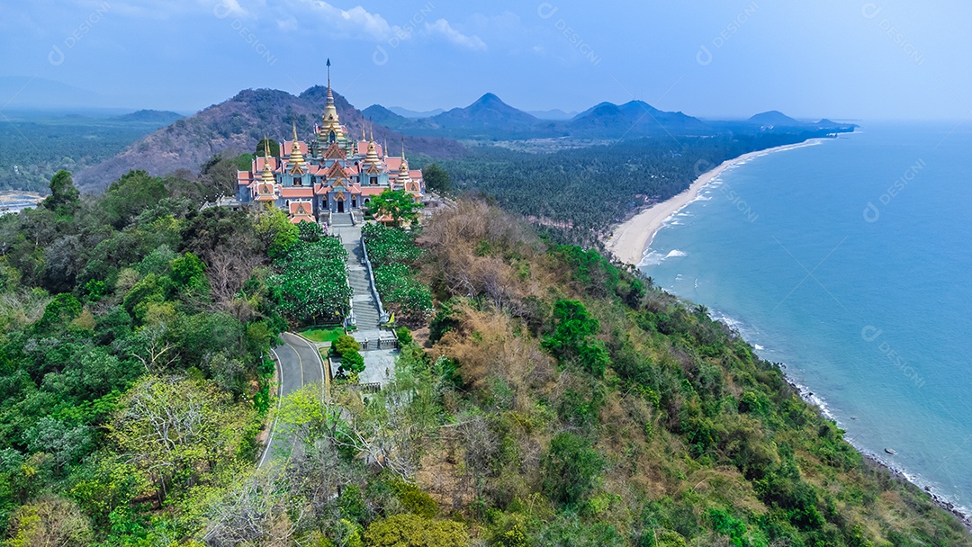 Vista aérea do Templo Budista Wat Tang Sai localizado no topo da montanha na Tailândia