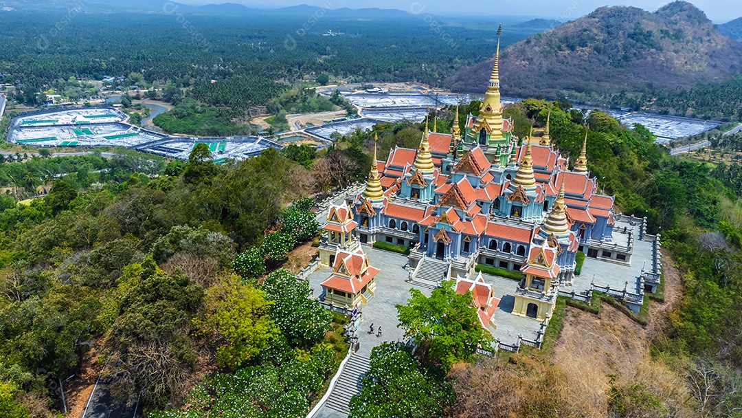 Vista aérea do Templo Budista Wat Tang Sai localizado no topo da montanha na Tailândia
