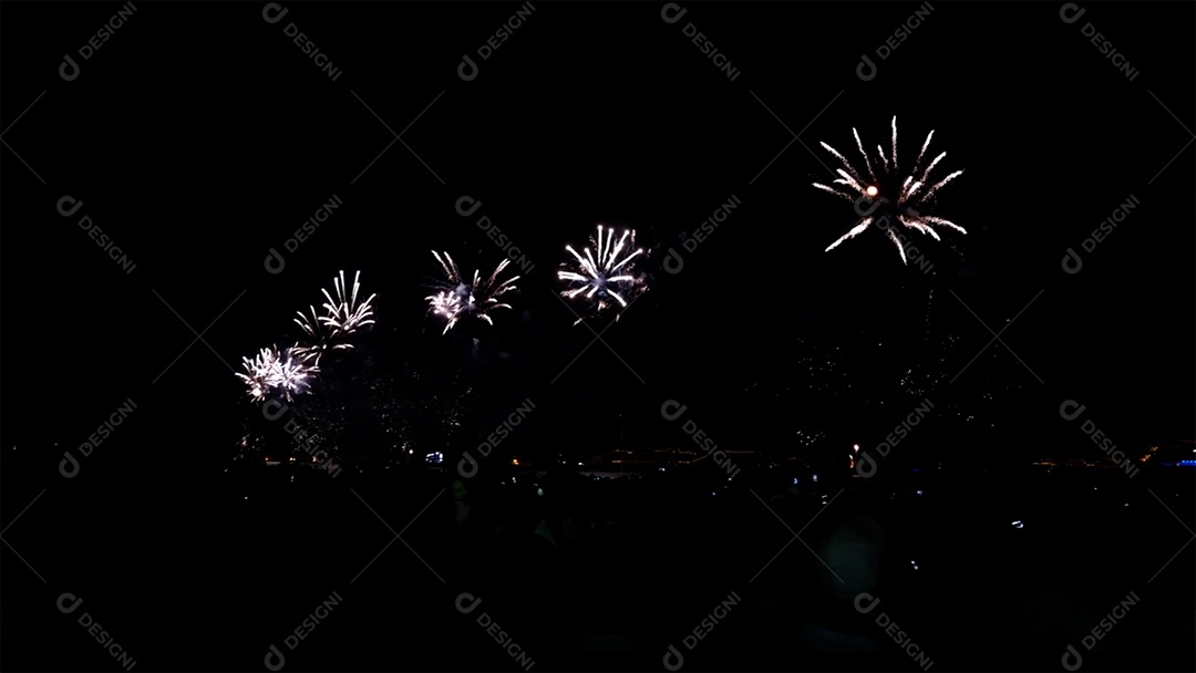 Pessoas celebrando data comemorativa queimas de fogos em beira praia MP4