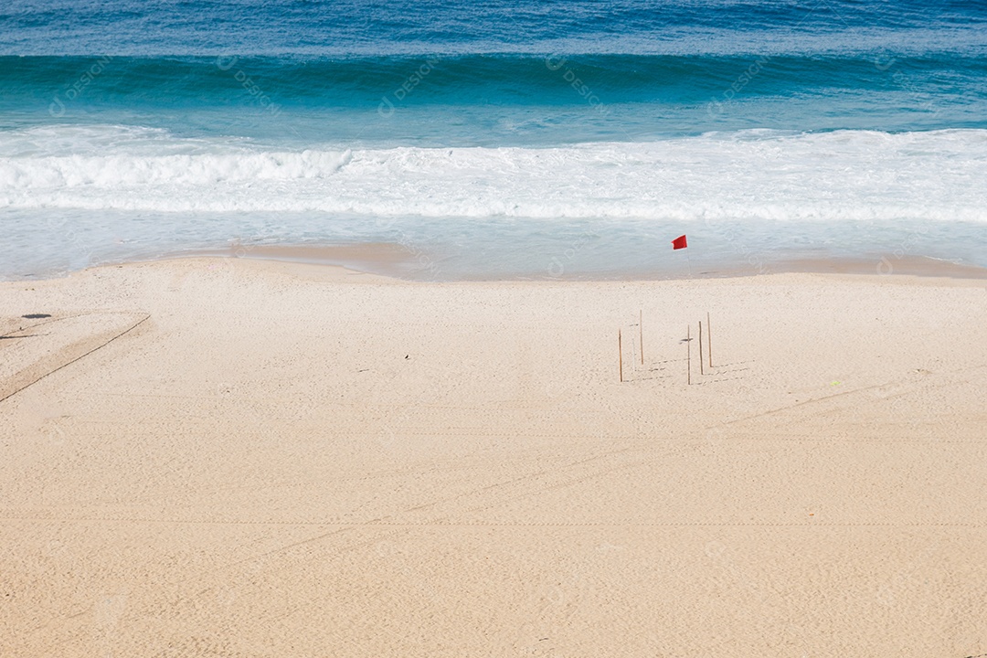 praia vazia de copacabana no Rio de Janeiro.