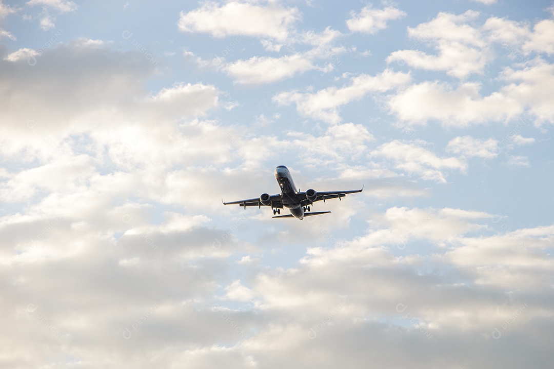 avião voando no céu com nuvens no Rio de Janeiro