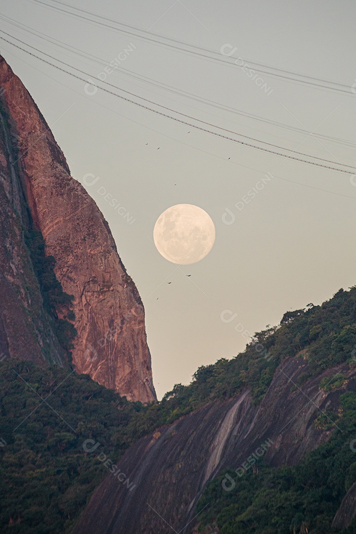 Nascer da lua atrás do Pão de Açúcar, no Rio de Janeiro, Brasil.