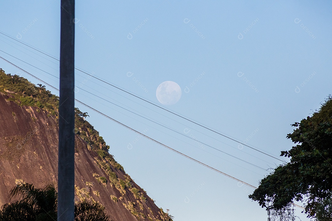 pôr da lua no céu do Rio de Janeiro.