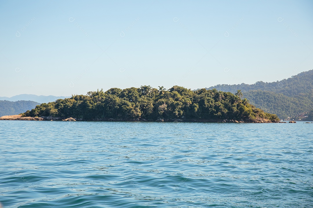 vista da grande ilha de Angra dos Reis, no Rio de Janeiro, Brasil.