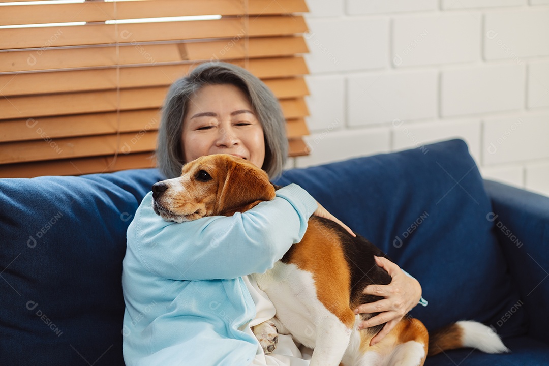 Mulher asiática sênior desfrutando de seu cão de estimação correndo em casa