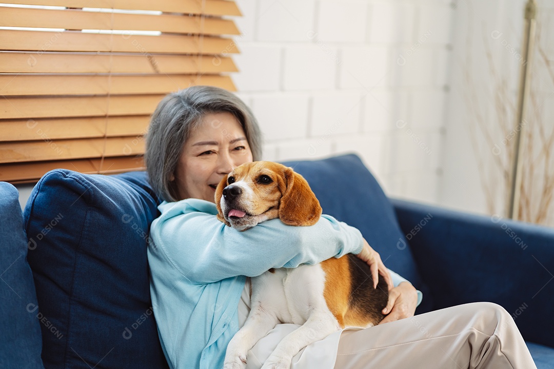 Mulher asiática sênior desfrutando de seu cão de estimação correndo em casa