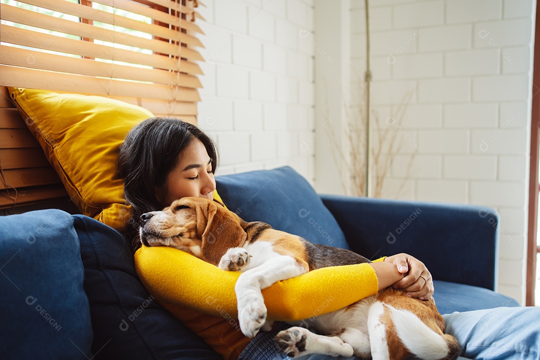 Mulher asiática feliz desfrutando de seu cão de estimação em casa