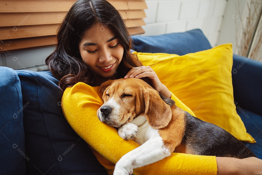 Mulher asiática feliz desfrutando de seu cão de estimação em casa