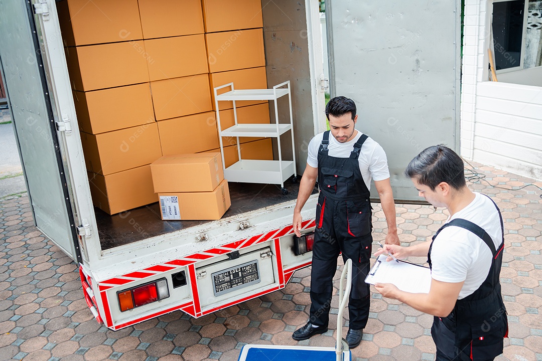 Descarregando caixas e móveis de uma caminhonete para uma nova casa