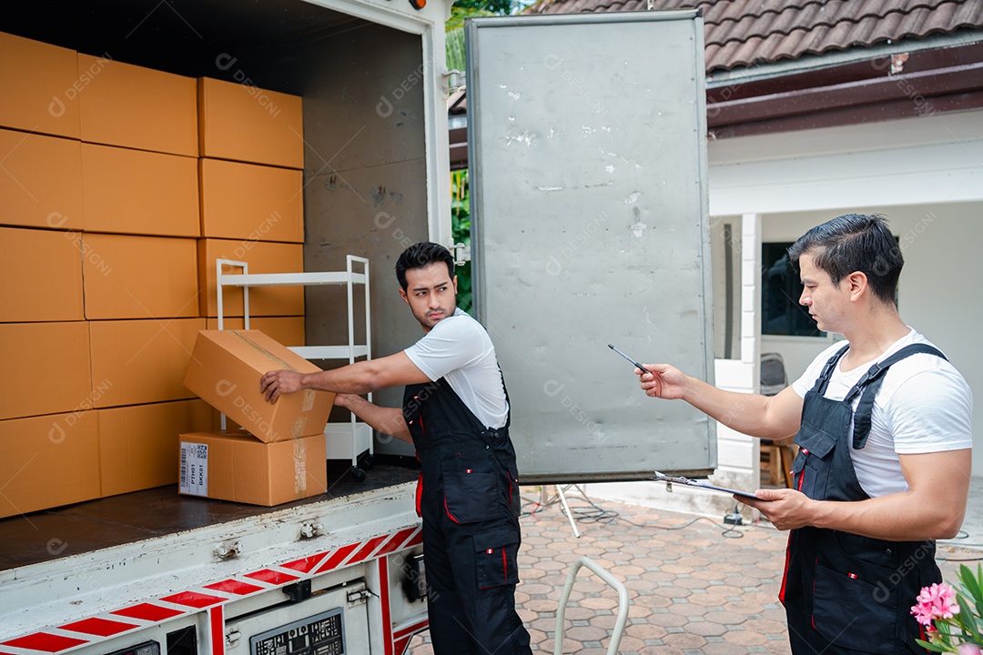 Descarregando caixas e móveis de uma caminhonete para uma nova casa