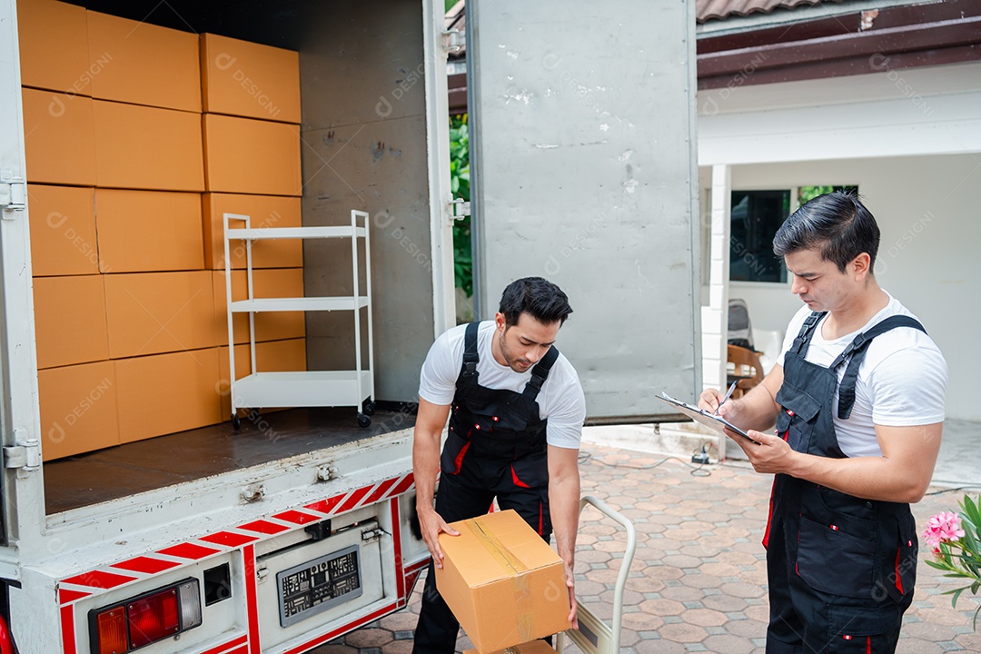 Descarregando caixas e móveis de uma caminhonete para uma nova casa