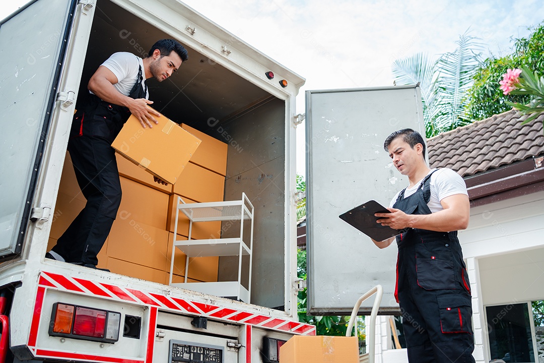 Descarregando caixas e móveis de uma caminhonete para uma nova casa