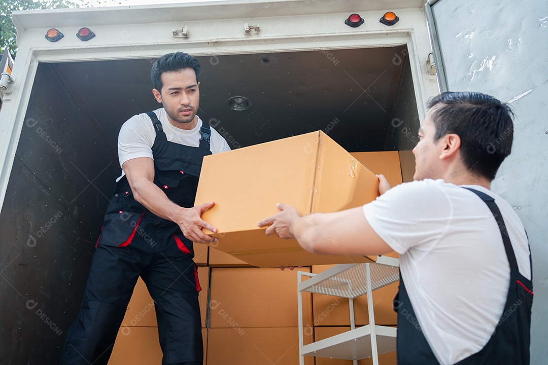 Descarregando caixas e móveis de uma caminhonete para uma nova casa