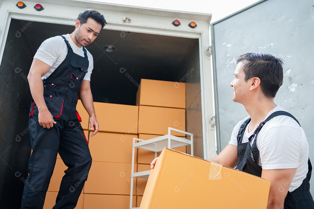 Descarregando caixas e móveis de uma caminhonete para uma nova casa