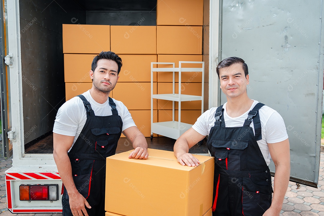 Descarregando caixas e móveis de uma caminhonete para uma nova casa