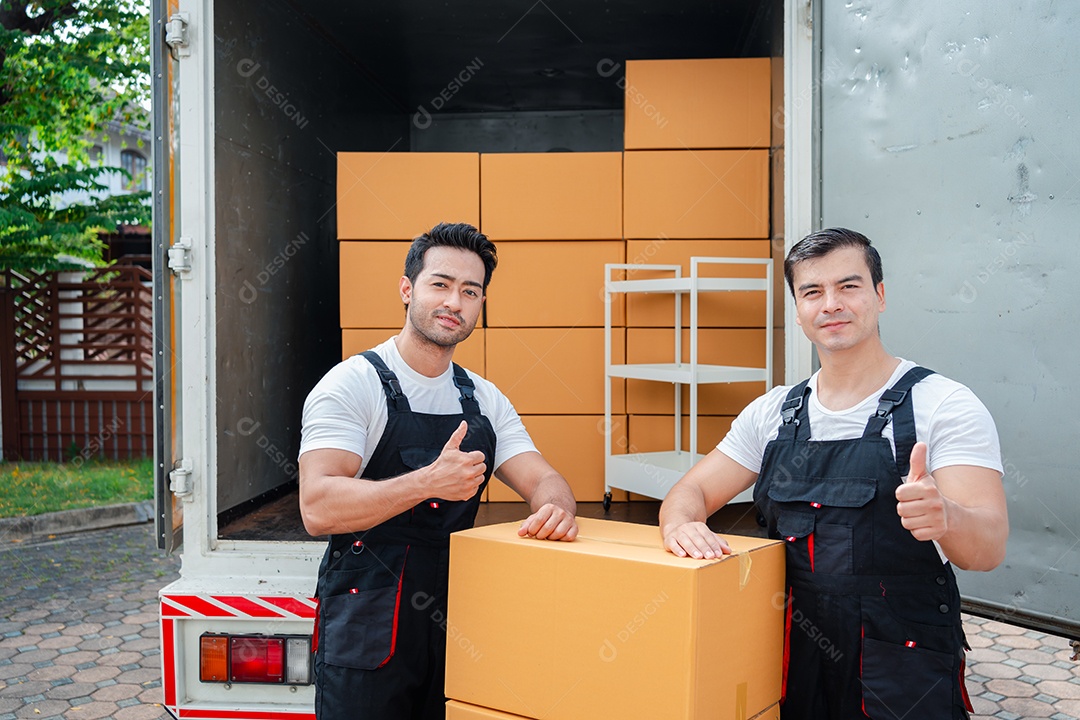 Descarregando caixas e móveis de uma caminhonete para uma nova casa