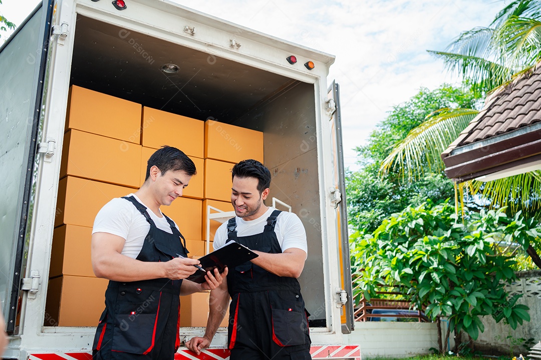 Descarregando caixas e móveis de uma caminhonete para uma nova casa com carga de serviço