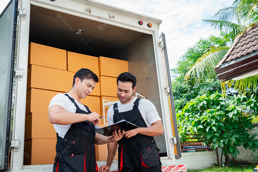 Descarregando caixas e móveis de uma caminhonete para uma nova casa com carga de serviço