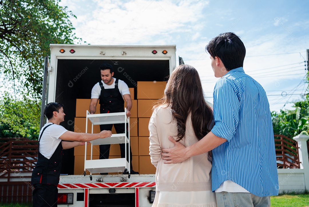 Verificação de casal asiático ao descarregar caixas e móveis de uma caminhonete para uma nova casa