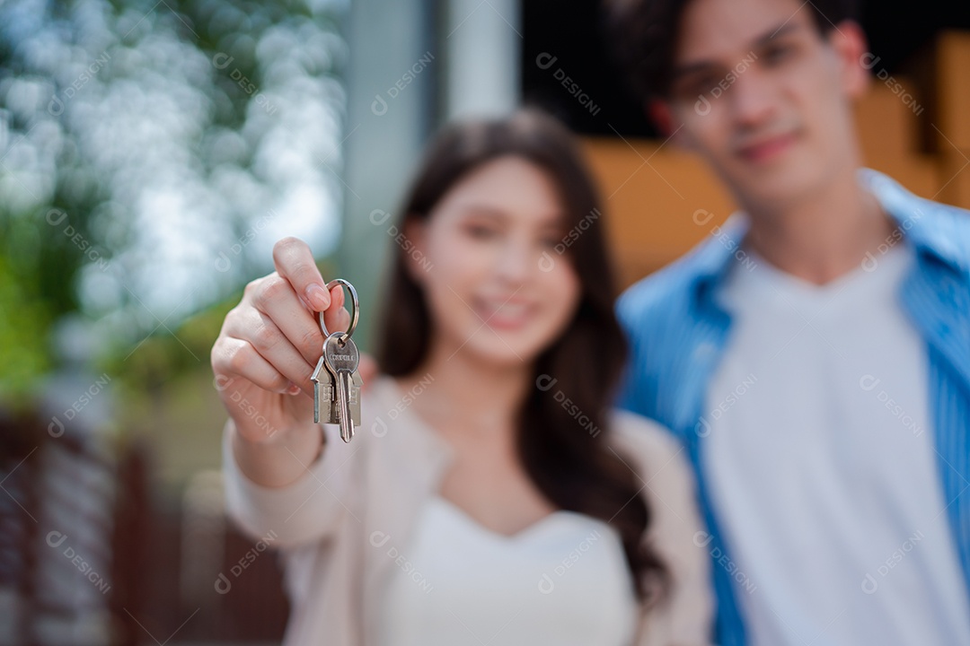 Verificação de casal asiático ao descarregar caixas e móveis de uma caminhonete para uma nova casa