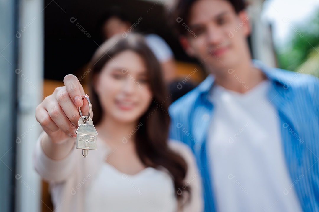 Verificação de casal asiático ao descarregar caixas e móveis de uma caminhonete para uma nova casa