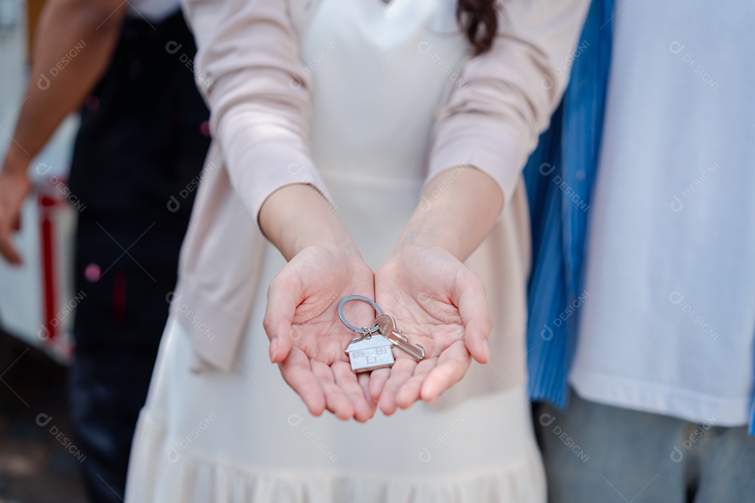 Verificação de casal asiático ao descarregar caixas e móveis de uma caminhonete para uma nova casa