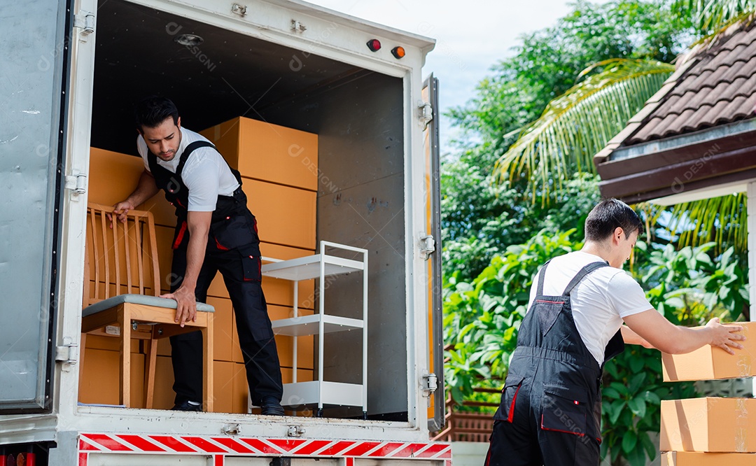 Verificação de casal asiático ao descarregar caixas e móveis de uma caminhonete para uma nova casa