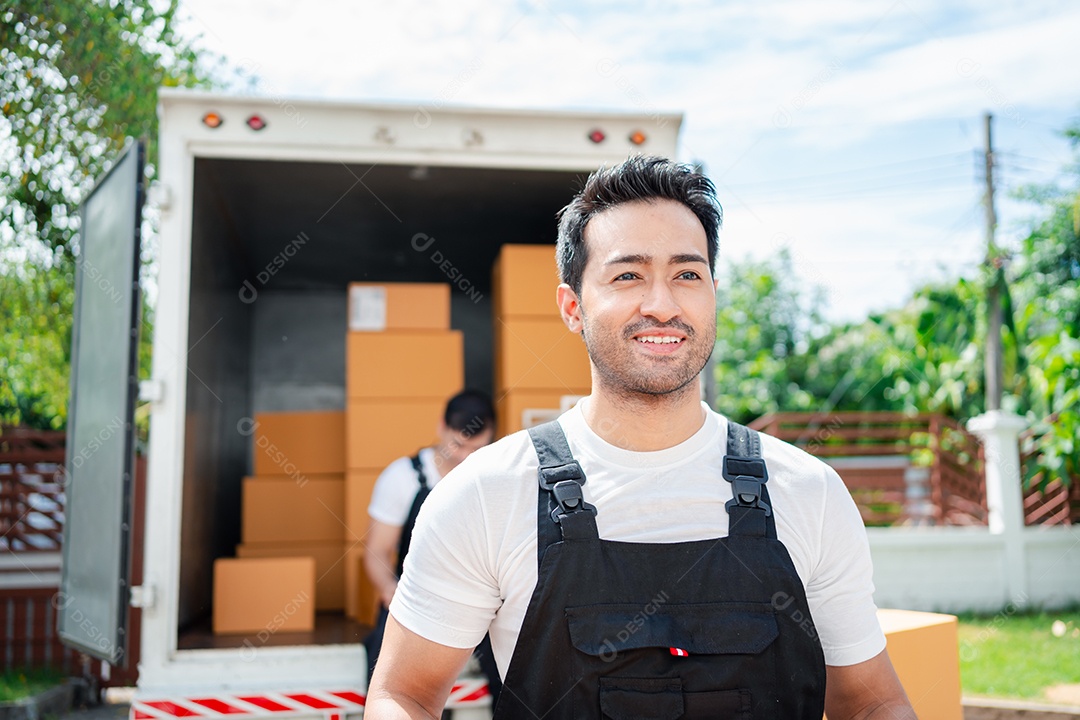 Verificação de casal asiático ao descarregar caixas e móveis de uma caminhonete para uma nova casa