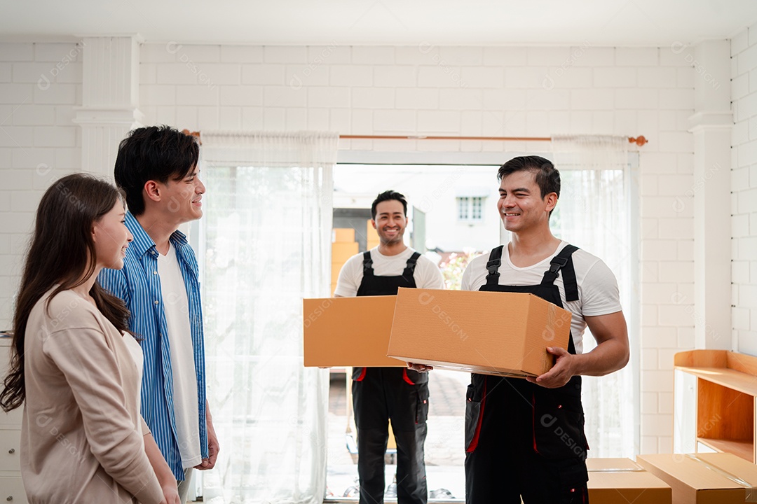 Verificação de casal asiático ao descarregar caixas e móveis de uma caminhonete para uma nova casa
