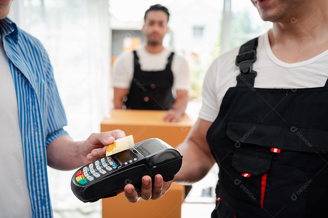 Verificação de casal asiático ao descarregar caixas e móveis de uma caminhonete para uma nova casa