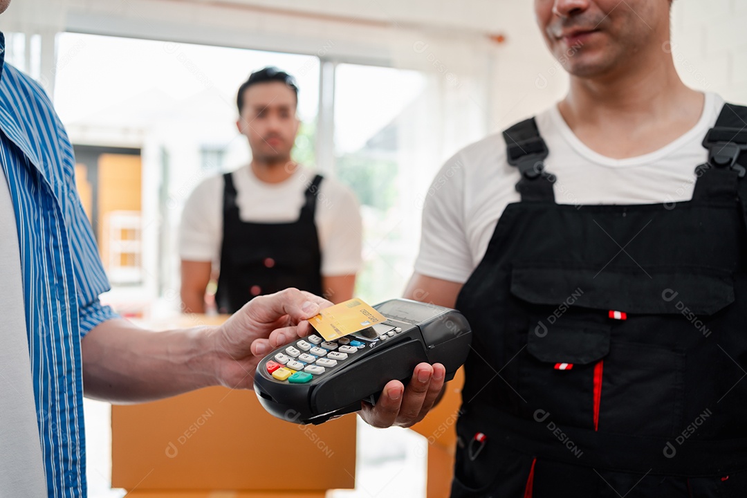 Verificação de casal asiático ao descarregar caixas e móveis de uma caminhonete para uma nova casa