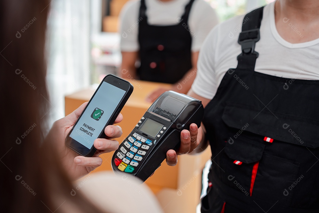 Verificação de casal asiático ao descarregar caixas e móveis de uma caminhonete para uma nova casa