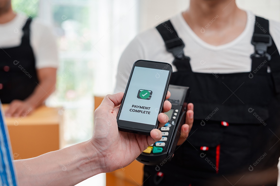 Verificação de casal asiático ao descarregar caixas e móveis de uma caminhonete para uma nova casa