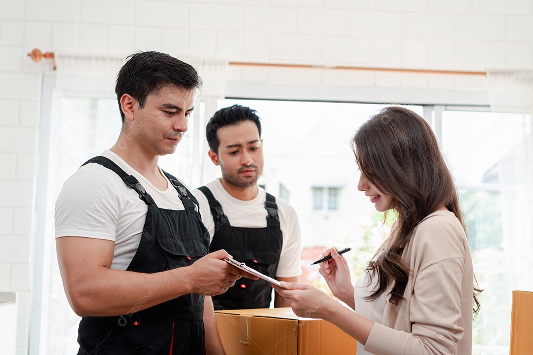 Verificação de mulher ao descarregar caixas e móveis de uma caminhonete para uma nova casa