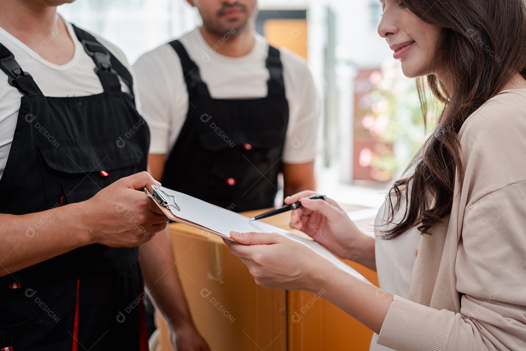 Verificação de mulher ao descarregar caixas e móveis de uma caminhonete para uma nova casa