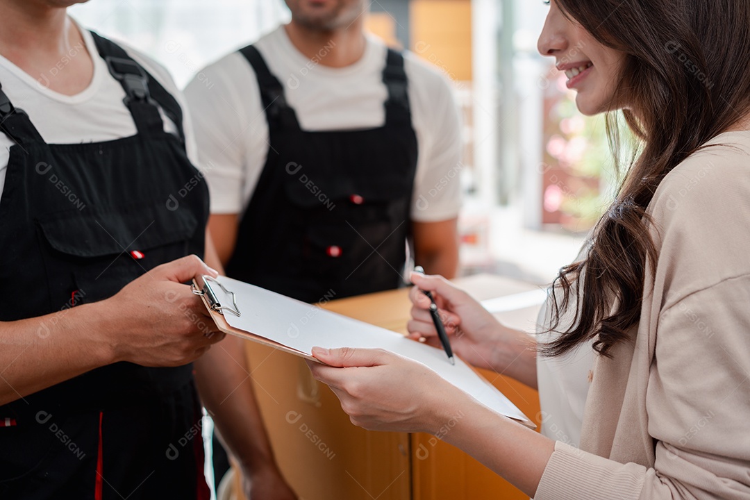 Verificação de mulher ao descarregar caixas e móveis de uma caminhonete para uma nova casa