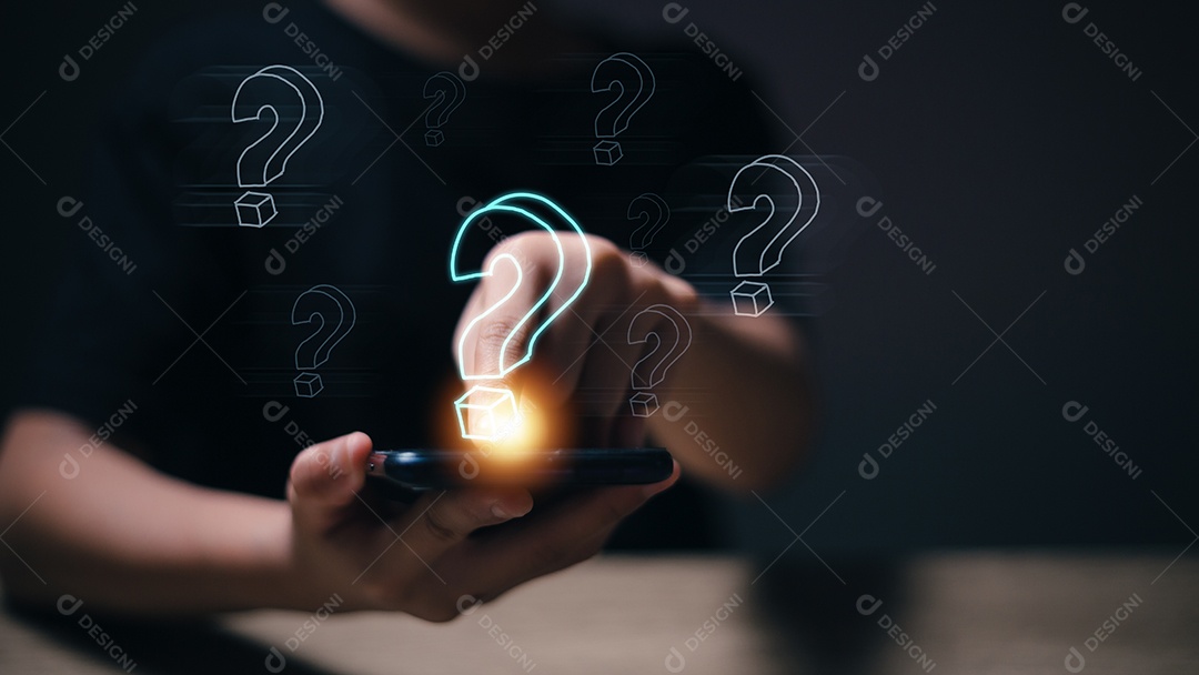 As mulheres respondem às perguntas dos clientes online e fazem perguntas e respostas.